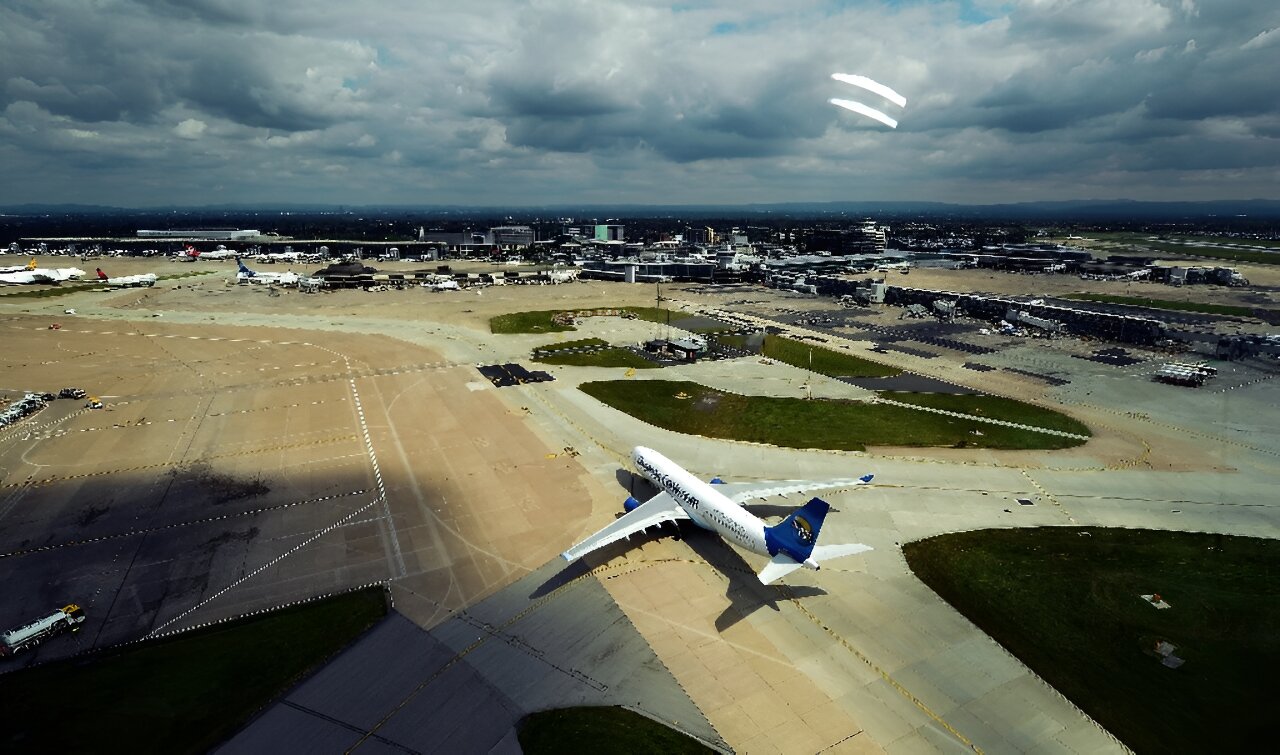 Power cut causes flight chaos at UK's Manchester airport